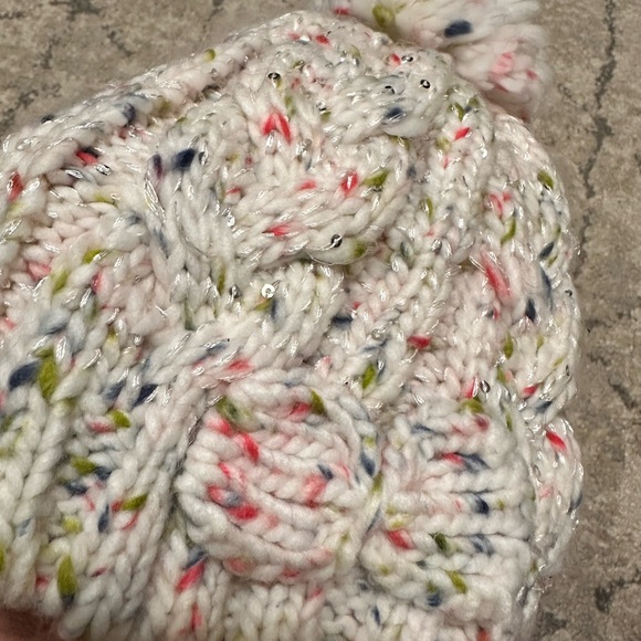 Girls winter hats 👒 - Picture 2 of 5